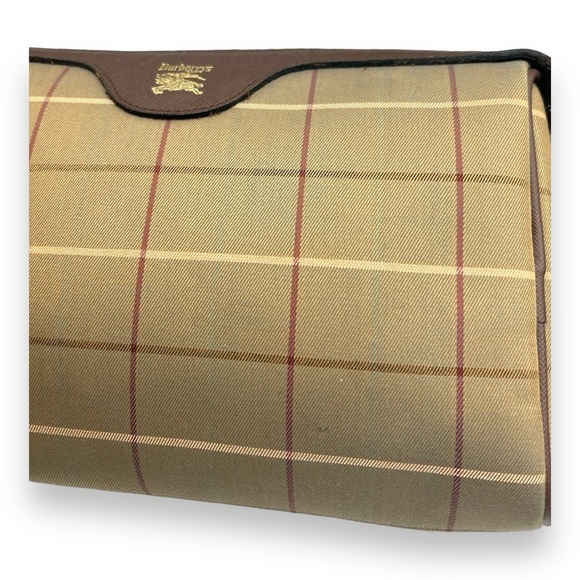 Burberry clutch